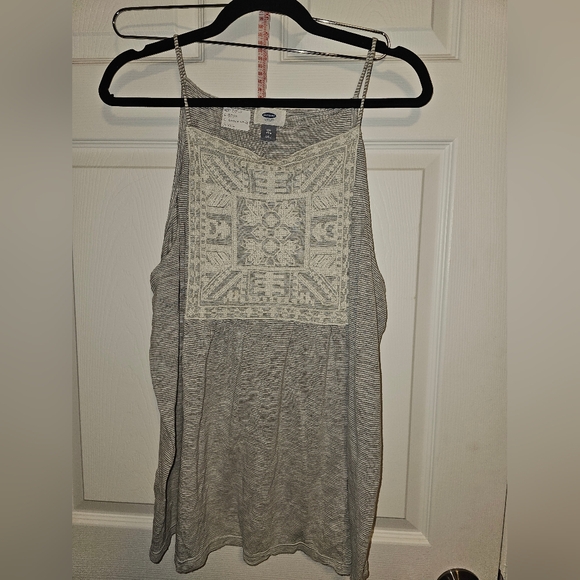 🌞Gray Sleeveless Top with Embroidered Detail - Picture 1 of 4